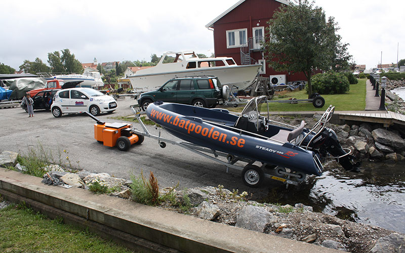 HD Trailer Mover towing 1,000Kg boat trailer up slipway