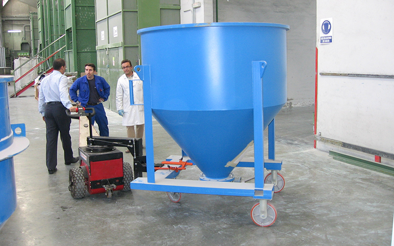 Power Pusher, with Steering Arm, moving polymer granule cart/bin at Govesan